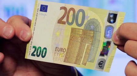В Баку мужчина купил мобильный телефон за 600 фальшивых манатов