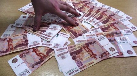 Мужчине не разрешили вывезти из Екатеринбурга в Баку миллионы