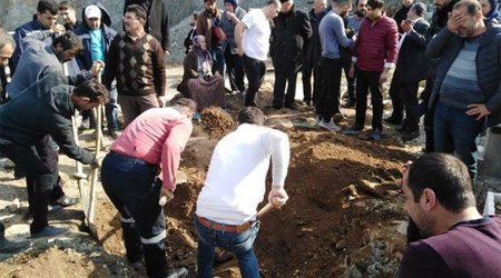 Məzarlıqda ŞOK HADİSƏ – Tabutu açanda GÖZLƏRİNƏ İNANMADILAR (FOTOLAR)
