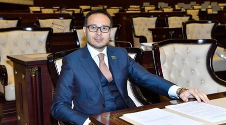 Депутат Рамиль Гасанов критикует спикера Милли Меджлиса