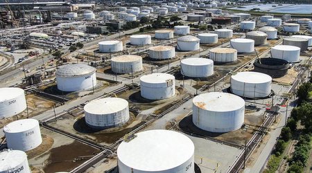 Хранилища нефти США заполнены почти на две трети