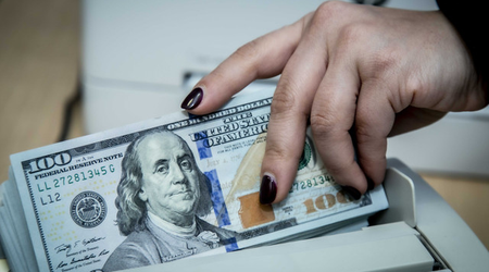 Спрос на доллары на валютном аукционе снизился на 10%