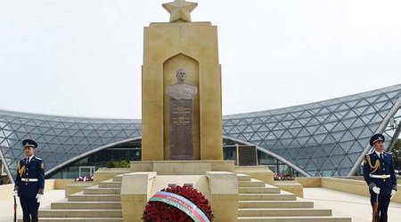 Президент  посетил могилугенерал-майора Ази Асланова
