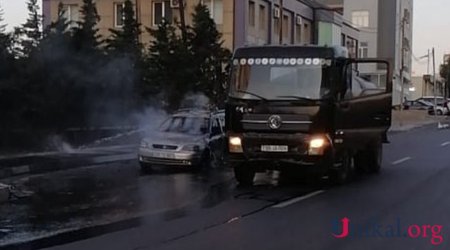 Xırdalanda hərəkətdə olan maşın yandı- FOTO