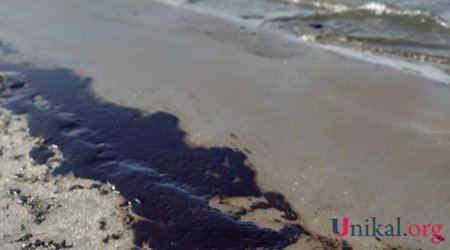 Bakıdakı çimərliklərdən birinə mazut axıdıldı - VİDEO