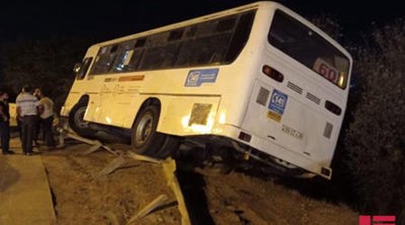 SON DƏQİQƏ: Bakıda sərnişin avtobusu qəzaya uğrayıb - FOTO