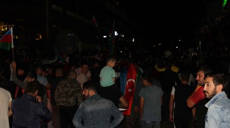 Bakı sakinləri Suqovuşan kəndinin alınmasını qeyd etmək üçün küçəyə axışdı - FOTOLAR