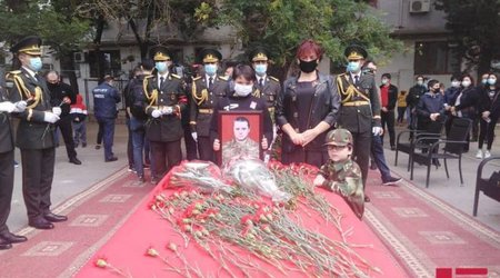 Проходит церемония прощания с военнослужащим Азербайджанской Армии Дмитрием Солнцевым
