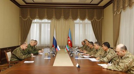 Глава Минобороны Азербайджана обсудил с российскими миротворцами миссию в Карабахе