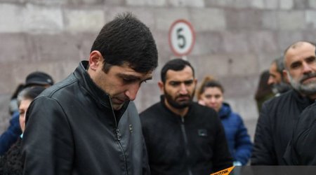 Акция протеста родственников армянских солдат в Эчмиадзине