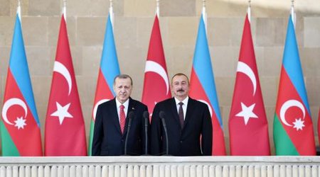 Президенты Азербайджана и Турции смотрят за парадом Победы в Баку