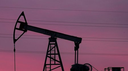 Нефть продолжает дешеветь на опасениях по коронавирусу