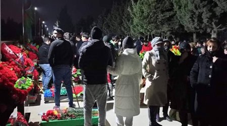 В Баку и Сумгаите Новый год встретили у могил павших в Карабахе
