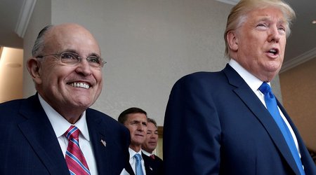 Разработчик машин для голосования подал иск против адвоката Трампа
