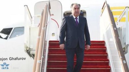 Эмомали Рахмон прилетел с рабочим визитом в Хатлон