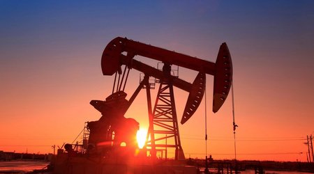 Стоимость нефти слабо меняется на новостях от ОПЕК+ и API