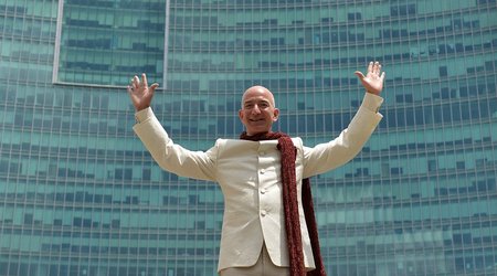 Безос снова продал акции Amazon