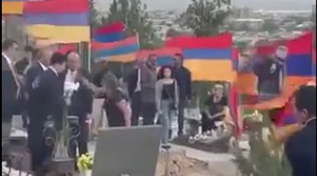 Роберта Кочаряна выгнали с кладбища Ераблур в Армении - ВИДЕО