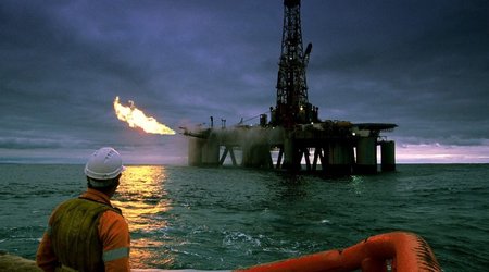 Нефть дешевеет на краткосрочных опасениях за спрос