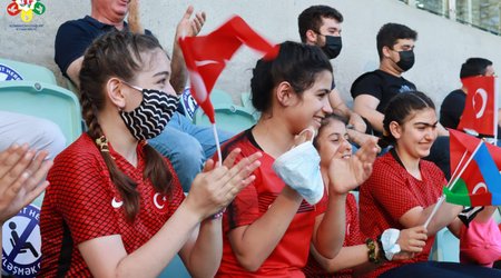 Uşaq sığınacağı -Reinteqrasiya mərkəzinin uşaqları və müəllim heyəti Uels-İsveçrə matçını canlı izləyiblər - FOTOLAR