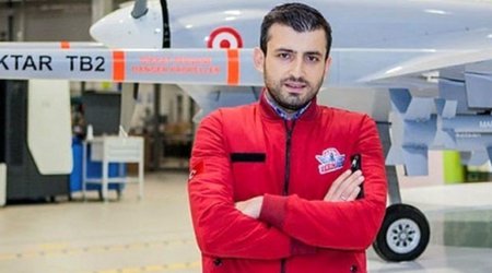 Сельчук Байрактар поздравляет Азербайджан