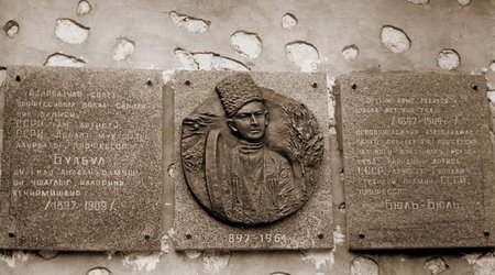 Подготовлена мемориальная доска для Дома-музея Бюльбюля в Шуше