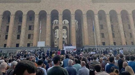 Gürcüstanda müxalif jurnalistlər parlament binasına daxil oldular - VİDEO