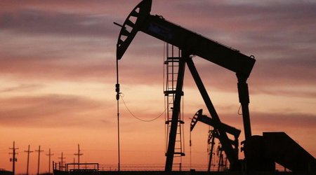 Нефть слабо дешевеет