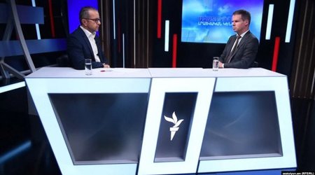 Макрон прилетит и в Баку