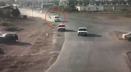 Bakıda dəhşətli qəza: “Prado” piyadanı vurub öldürdü, daha sonra üç maşına çırpıldı – ANBAAN VİDEO