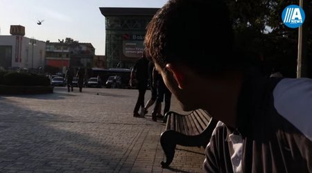 Bu qazi günlərdir parkda yatır-VİDEO