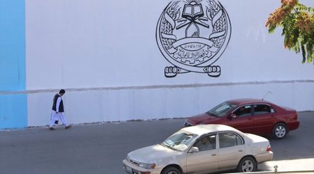 “Taliban” ABŞ səfirliyinin binasına öz bayrağını çəkdi - Foto
