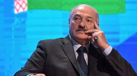 Лукашенко призвал избавляться от долларов