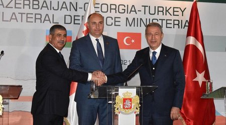 Министр: Сотрудничество Грузии, Азербайджана и Турции в сфере обороны эффективно