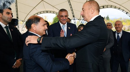 İlham Əliyev Vətən Müharibəsi Qəhrəmanın atası ilə görüşdü - FOTO