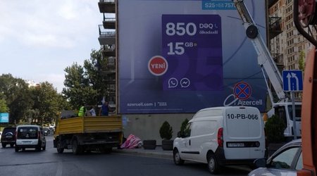 Bakı şəhəri icra hakimiyyəti reklam afişalarını sökür-FOTOLAR