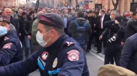 Relatives of missing servicemen block street next to Armenian Cabinet of Ministers