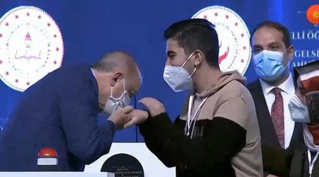 Əlil gəncin hədiyyəsini görən Ərdoğan onun əllərindən öpdü - Video