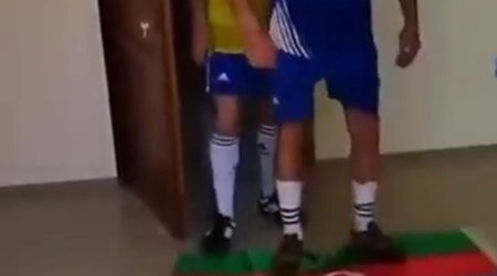 Erməni futbolçular Xocavənddə Azərbaycan bayrağını tapdalayıb keçir - VİDEO