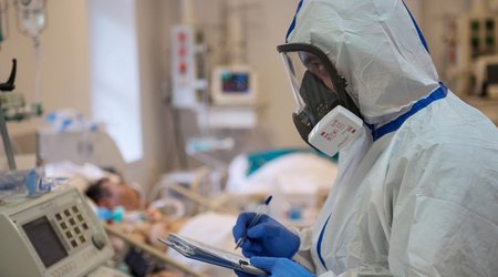 UK reports first death from Omicron strain