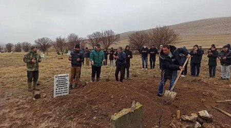 Cəsədi yumaq üçün tabutu açdılar: Ölən şəxsin üzünə baxanda ŞOKA DÜŞDÜLƏR - FOTOLAR