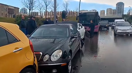 Bakıda avtobus maşınlara çırpıldı - Video