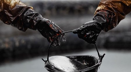 Dünya bazarında neft 2 % ucuzlaşıb