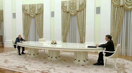 В Кремле рассказали о столе, за которым Путин общался с Макроном