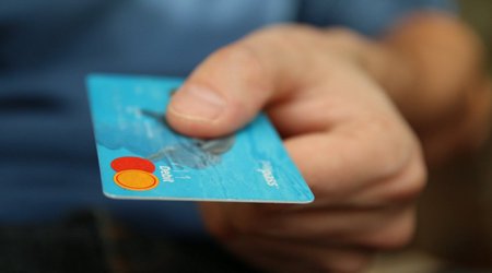 Azərbaycanda təmassız bank kartlarının sayı 2 dəfə artıb