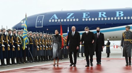 Почему Ильхам Алиев так поздно приехал в Москву? 