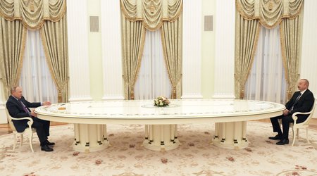 Putin Əliyevlə Qarabağdakı vəziyyəti müzakirə etdi