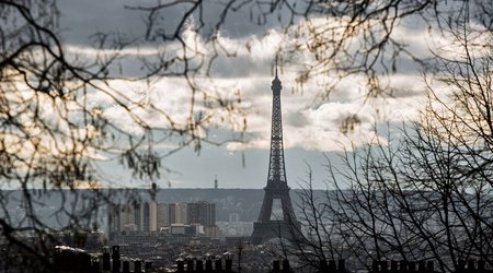 France advises its citizens to leave Russia