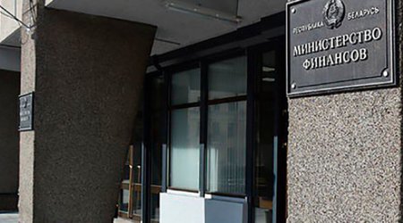 Лукашенко разрешил Минфину выплачивать госдолг в белорусских рублях