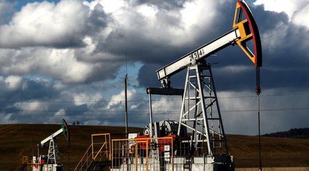 Global oil prices slightly decrease